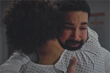 Gabriel s’effondre totalement dans les bras de Baptiste !