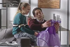 Gaetan propose à Lucie de customiser sa robe