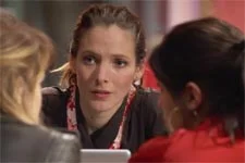 Grâce à Barbara et Alison, Estelle voit un indice incroyable sur Nicolas remonter à la surface !