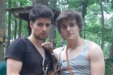 Grant Lawrens (César) présente son frère et c’est le même que lui !