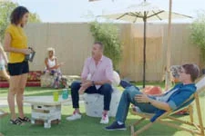 Ian Moos insiste auprès d’Emma pour qu’elle organise un grand événement chez GTS !