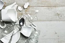 INDISCRÉTION : Delphine saccage les affaires de Coralie !