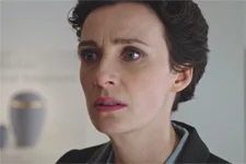 INDISCRÉTION : Elsa va bientôt rendre l’activité des pompes funèbres légale !