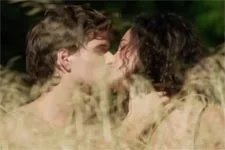 INDISCRÉTION : Emma va-t-elle céder aux avances de César ?