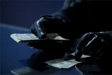 INDISCRÉTION : Il PIQUE l’argent du CASSE !