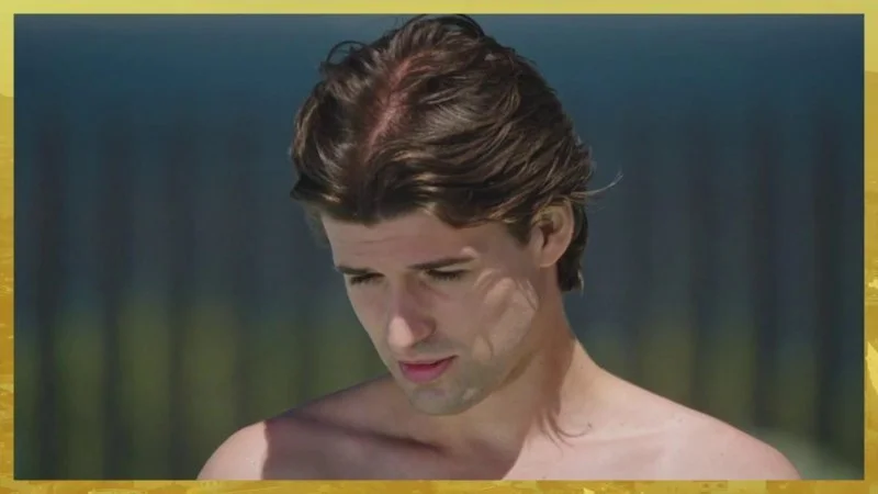 Indiscrétion : Quand Héléna déshabille César aux yeux de tous