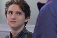 INDISCRÉTION : Tom tente de se retrouver seul avec Théo