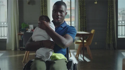 Intrigues Plus belle la vie : Mouss fait une course en fauteuil avec Léon !