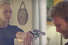 Irina menace Max de la roulette Ukrainienne !