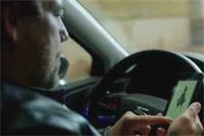 Jean-Paul fait part du changement de comportement de Lucie à Ariane