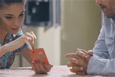 Jean-Paul questionne Sabrina sur sa soirée d’anniversaire