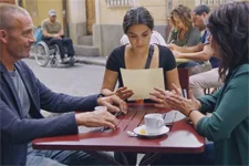 Jeanne, Alison et Vincent écrivent à Mila qui est toujours coincée sous les décombres