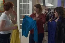 Jeanne offre des vêtements à Luna et Babeth