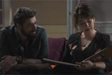 Jeanne regarde l?album-photos d?Elise