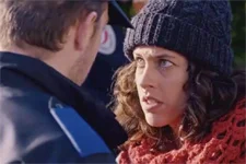 Jenny supplie Kévin, qui doit la fouiller, de la laisser passer