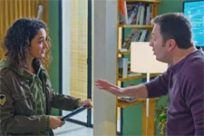 Jérôme cherche à savoir ce qu?Emma porte sous sa veste !