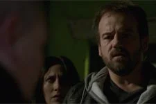 Karim demande de l?aide à Jean-Paul en échange de n?importe quel service