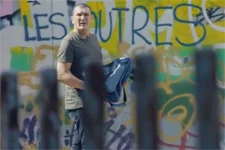 Karim s’apprête à remettre l’argent à celui qui le fait chanter !