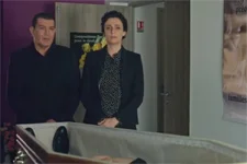 Karim soutient Elsa dans son deuil lors de l’enterrement de Renaud