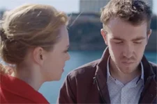 Kévin avoue à Emilie qu?il souffre terriblement de la mort de Jenny