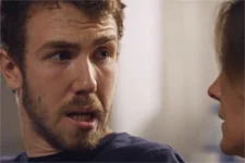 Kévin montre une vidéo très compromettante à sa mère !