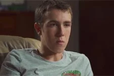 Kévin panique à l?idée de faire un plan à trois !