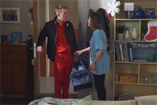 Kévin prend la décision de repartir au plus vite de chez ses parents !