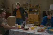 Kévin reproche à son père de retourner bosser où il a tué Issa