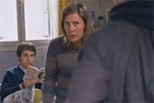 Laetitia et Tom cherchent à savoir ce que va faire Kévin de sa première paie