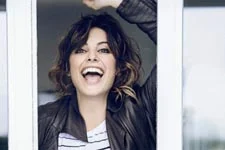 Laetitia Milot chouchoutée par les équipes de TF1 pendant le tournage d?« Un bébé pour Noël »