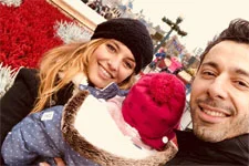 Laetitia Milot (Mélanie) en vacances à Disneyland Paris avec sa famille