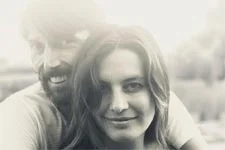 Laetitia Milot (Mélanie) partage un tendre moment avec Laurent Kérusoré (Thomas) et sa fille Lyana