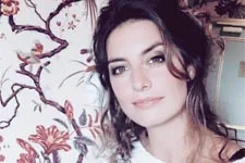 Laetitia Milot (Mélanie) rend hommage à Johnny Hallyday