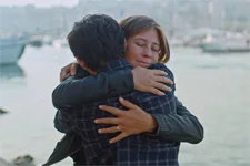 Laetitia promet à Tom de veiller sur lui et de le défendre