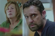 Laetitia tente de s’échapper mais son ravisseur l’en empêche !