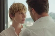 Laurent parvient à convaincre Camille de rester chez eux