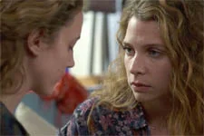 Léa comprend que Cristal lui ment !