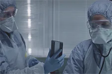 Léa dit à Patrick que son enlèvement par Alexandra était un malentendu