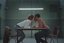 Léa et Alexandra échangent un baiser au parloir !