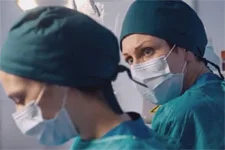 Léa force Babeth à sortir du bloc pendant l?opération de Luna !