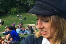 Léa François (Barbara) se fait « chier dessus » par un pigeon