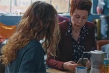 Léa insiste pour que Babeth prenne Laetitia au téléphone !