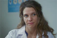 Léa masque sa douleur pour annoncer une bonne nouvelle à ses collègues