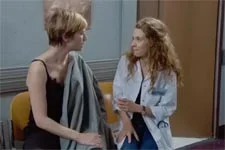 Léa soutient Camille dans son attente angoissée