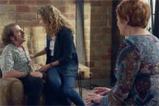 Léa tente de calmer Jocelyn qui est en pleine crise de folie !