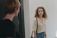 Léa tente de s?expliquer avec Camille après leur relation sexuelle