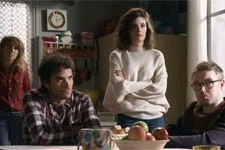 Léo annonce aux colocs qu?ils ont été victimes d?un cambriolage à l?italienne