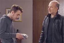 Léo apporte les effets personnels de Jenny à Kévin après sa mort