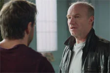 Léo raconte un mensonge pour s’entretenir avec Elias