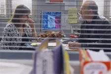 Léo tente de faire comprendre à Blanche que ce n’est pas une bonne idée de faire un bouquin sur Eric !